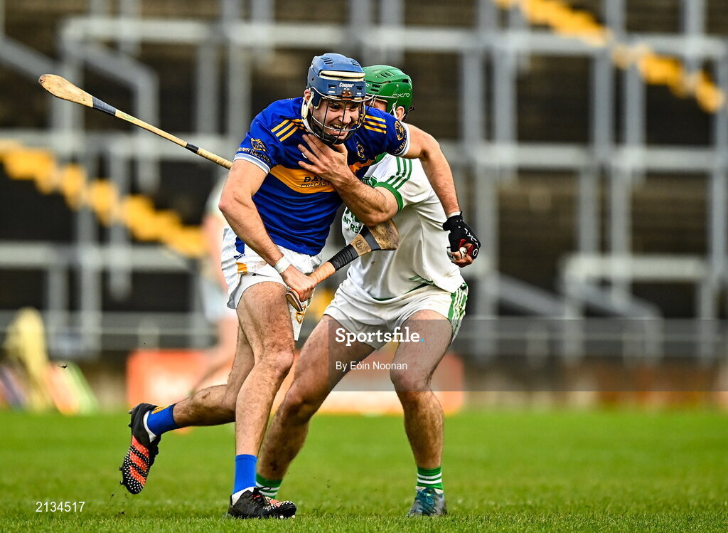 12 December 2021; Paul Quirke of St Rynaghs in action against Eoin Cody of Shamrocks Ballyhale during the AIB Leinster GAA Hurling Senior Club Championship Semi-Final match between St Rynaghs and Shamrocks Ballyhale at Bord na Mona O’Connor Park in Tullamore, Offaly. Photo by Eóin Noonan/Sportsfile
