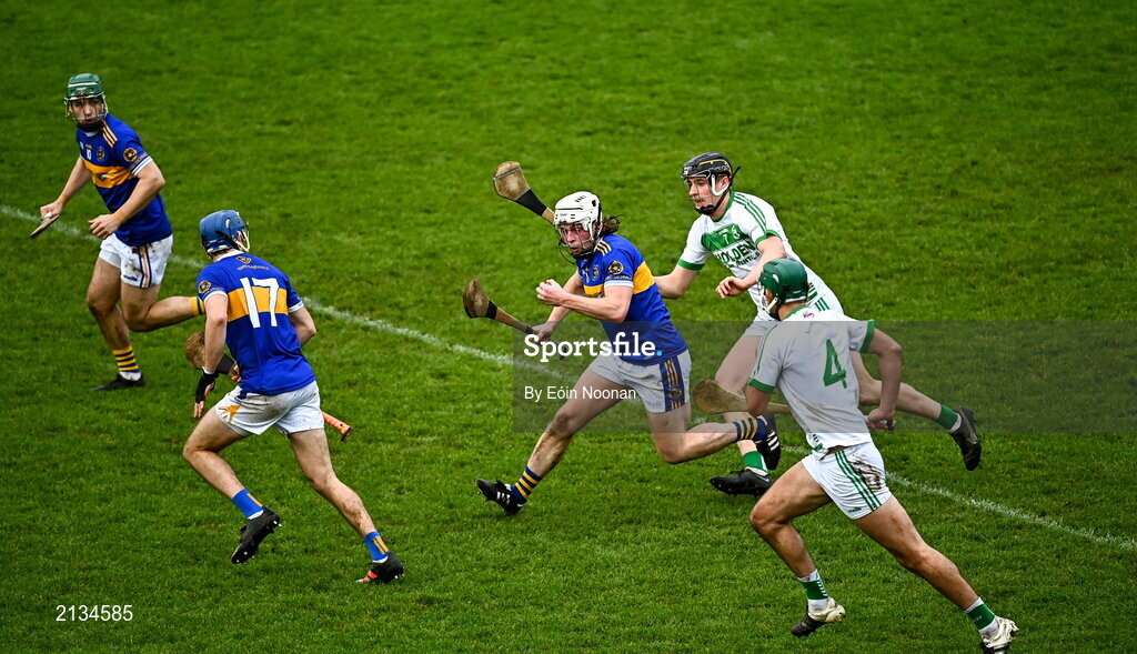 12 December 2021; Sean Dolan of St Rynaghs in action against Darragh Corcoran of Shamrocks Ballyhale during the AIB Leinster GAA Hurling Senior Club Championship Semi-Final match between St Rynaghs and Shamrocks Ballyhale at Bord na Mona O’Connor Park in Tullamore, Offaly. Photo by Eóin Noonan/Sportsfile