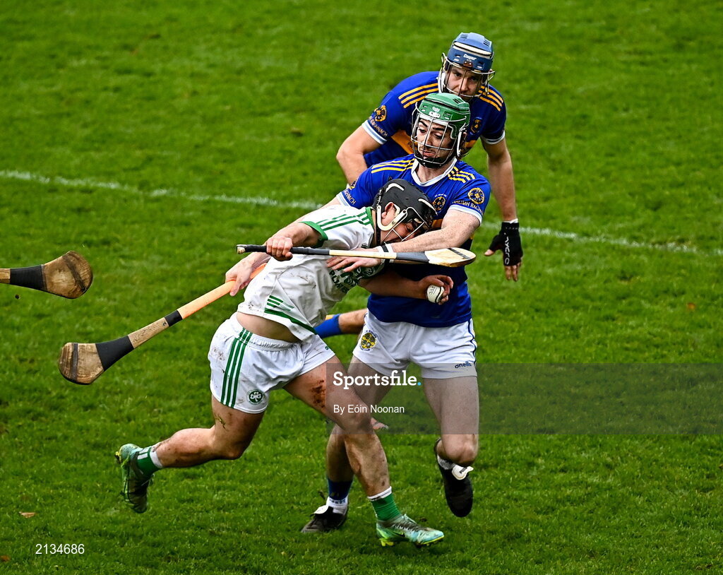 12 December 2021; Ronan Corcoran of Shamrocks Ballyhale in action against Ben Conneely of St Rynaghs during the AIB Leinster GAA Hurling Senior Club Championship Semi-Final match between St Rynaghs and Shamrocks Ballyhale at Bord na Mona O’Connor Park in Tullamore, Offaly. Photo by Eóin Noonan/Sportsfile