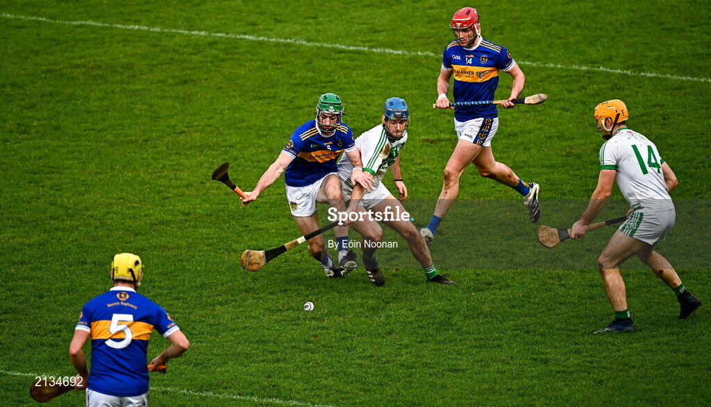 12 December 2021; Brian Cody of Shamrocks Ballyhale in action against Ben Conneely of St Rynaghs during the AIB Leinster GAA Hurling Senior Club Championship Semi-Final match between St Rynaghs and Shamrocks Ballyhale at Bord na Mona O’Connor Park in Tullamore, Offaly. Photo by Eóin Noonan/Sportsfile