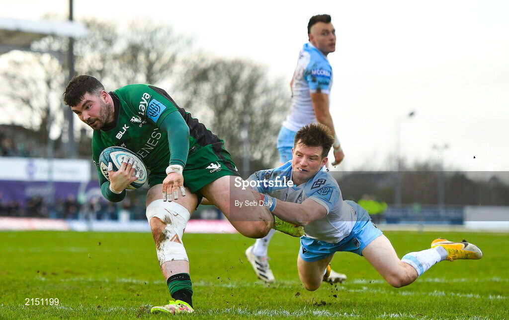 29 January 2022; Sammy Arnold of Connacht evades the tackle of Glasgow Warriors' George Horne on his way to scoring his side's first try during the United Rugby Championship match between Connacht and Glasgow Warriors at the Sportsground in Galway. Photo by Seb Daly/Sportsfile