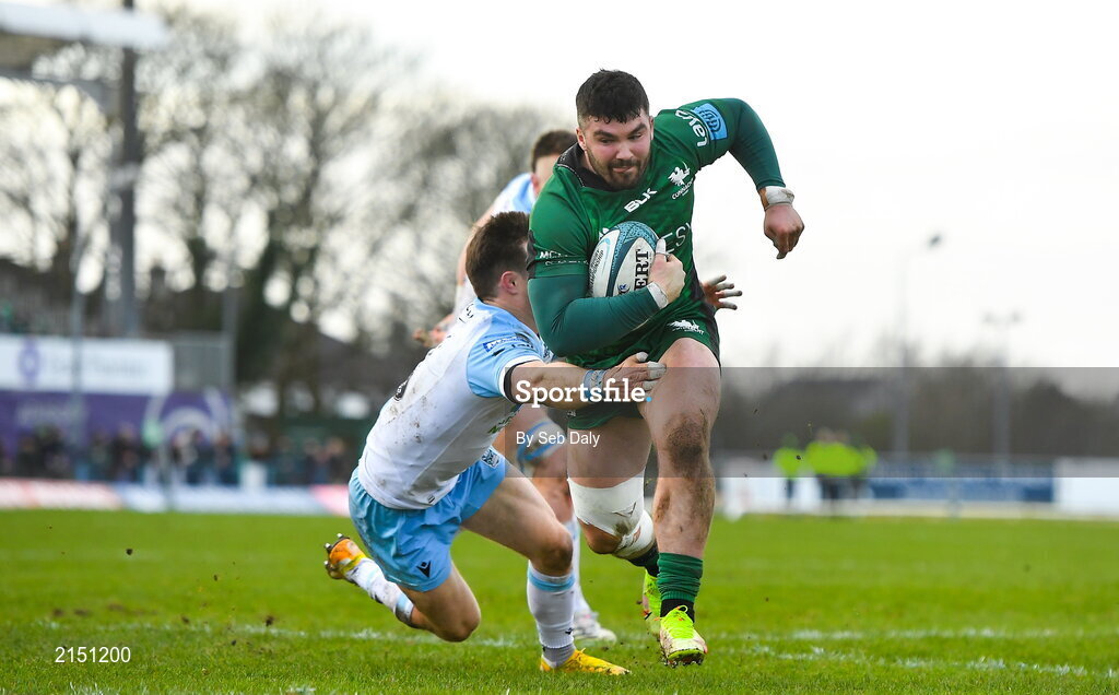 29 January 2022; Sammy Arnold of Connacht evades the tackle of Glasgow Warriors' George Horne on his way to scoring his side's first try during the United Rugby Championship match between Connacht and Glasgow Warriors at the Sportsground in Galway. Photo by Seb Daly/Sportsfile