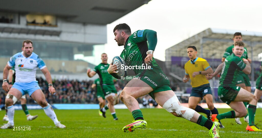 29 January 2022; Sammy Arnold of Connacht on his way to scoring his side's first try during the United Rugby Championship match between Connacht and Glasgow Warriors at the Sportsground in Galway. Photo by Seb Daly/Sportsfile
