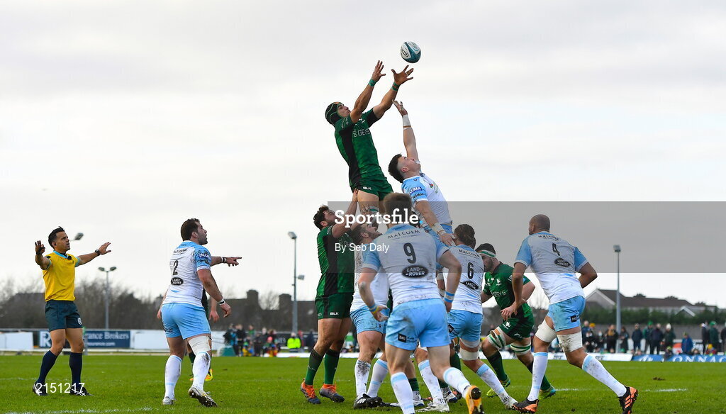 29 January 2022; Ultan Dillane of Connacht takes possession in a lineout ahead of Jack Dempsey of Glasgow Warriors during the United Rugby Championship match between Connacht and Glasgow Warriors at the Sportsground in Galway. Photo by Seb Daly/Sportsfile