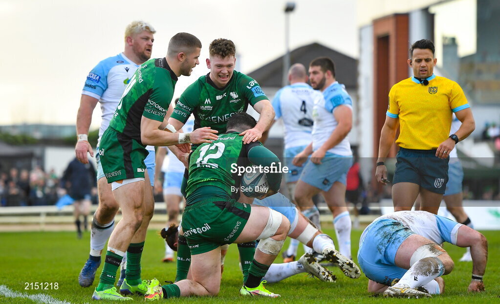 29 January 2022; Sammy Arnold of Connacht, 12, is congratulated by teammates Diarmuid Kilgallen, left, and Cathal Forde of Connacht after scoring their side's first try during the United Rugby Championship match between Connacht and Glasgow Warriors at the Sportsground in Galway. Photo by Seb Daly/Sportsfile