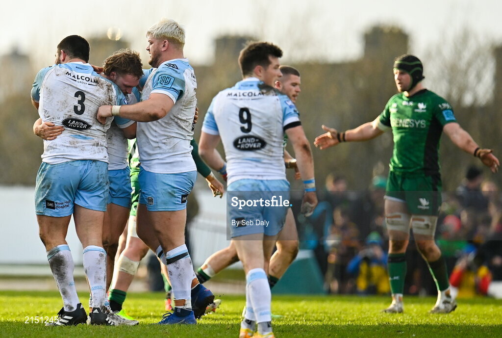 29 January 2022; Thomas Gordon of Glasgow Warriors, centre, is congratulated by teammates Enrique Pieretto, left, and Oli Kebble after winning a penalty during the United Rugby Championship match between Connacht and Glasgow Warriors at the Sportsground in Galway. Photo by Seb Daly/Sportsfile