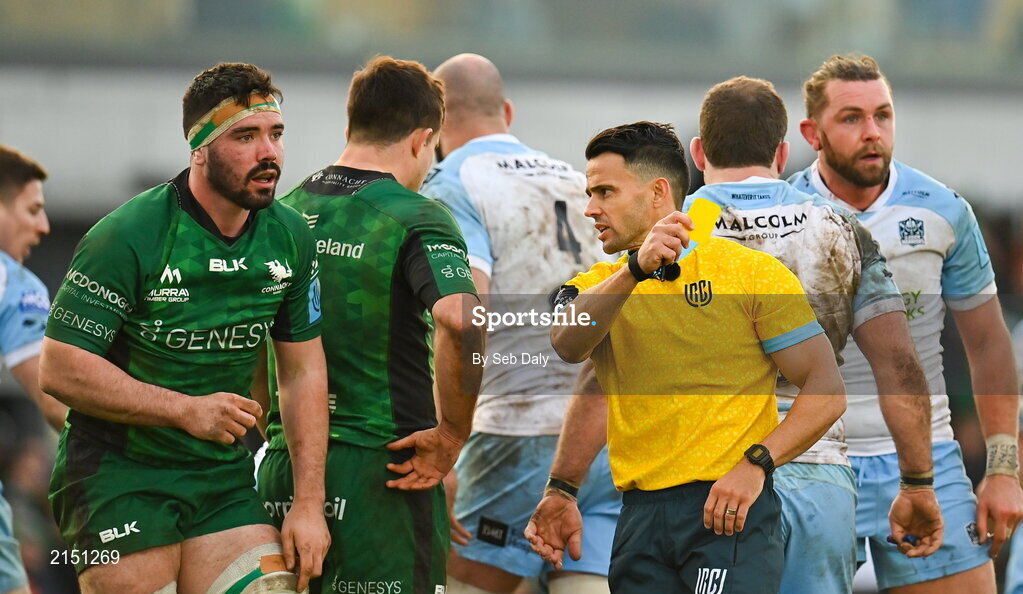 29 January 2022; Referee Nic Berry shows a yellow card to Paul Boyle of Connacht during the United Rugby Championship match between Connacht and Glasgow Warriors at the Sportsground in Galway. Photo by Seb Daly/Sportsfile