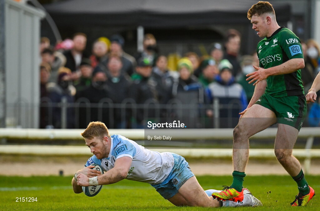 29 January 2022; Kyle Steyn of Glasgow Warriors scores his side's fifth try during the United Rugby Championship match between Connacht and Glasgow Warriors at the Sportsground in Galway. Photo by Seb Daly/Sportsfile