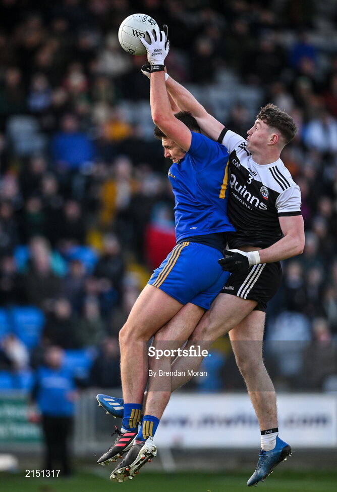 29 January 2022; Brian Hayes of St Finbarr's and Ryan McEvoy of Kilcoo contest a kickout during the AIB GAA Football All-Ireland Senior Club Championship Semi-Final match between St Finbarr's, Cork, and Kilcoo, Down, at MW Hire O'Moore Park in Portlaoise, Laois. Photo by Brendan Moran/Sportsfile