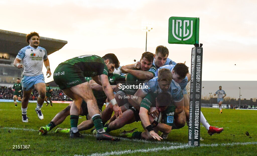 29 January 2022; Oran McNulty of Connacht is forced into touch by Glasgow Warriors players during the United Rugby Championship match between Connacht and Glasgow Warriors at the Sportsground in Galway. Photo by Seb Daly/Sportsfile