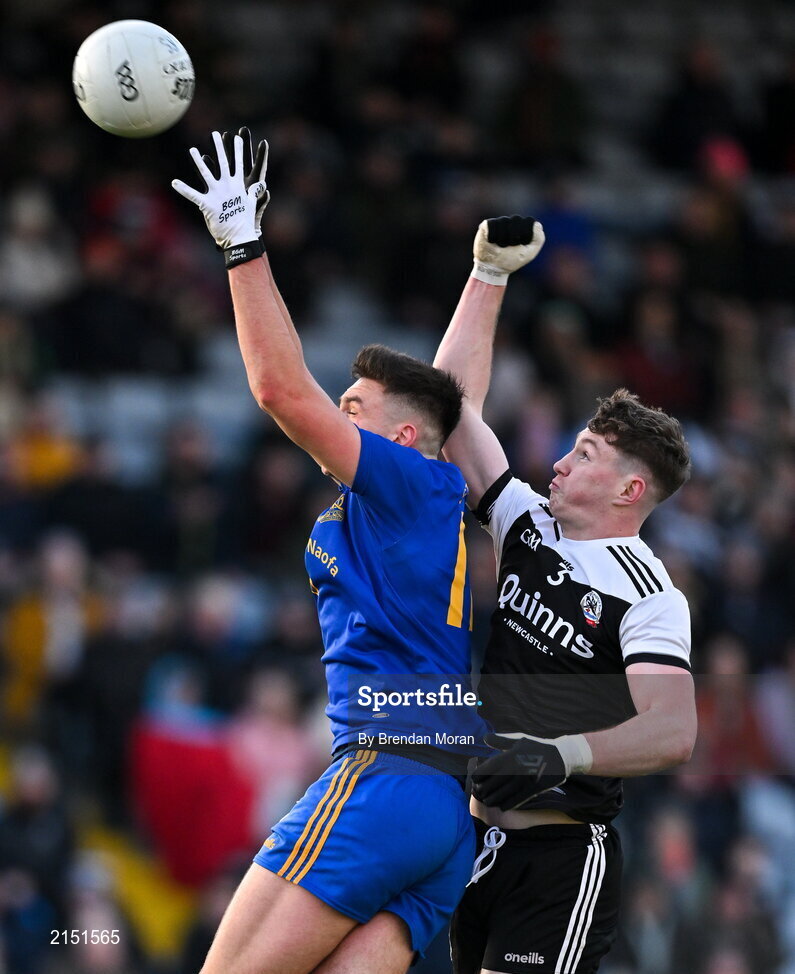 29 January 2022; Brian Hayes of St Finbarr's and Ryan McEvoy of Kilcoo cntest a kickout during the AIB GAA Football All-Ireland Senior Club Championship Semi-Final match between St Finbarr's, Cork, and Kilcoo, Down, at MW Hire O'Moore Park in Portlaoise, Laois. Photo by Brendan Moran/Sportsfile