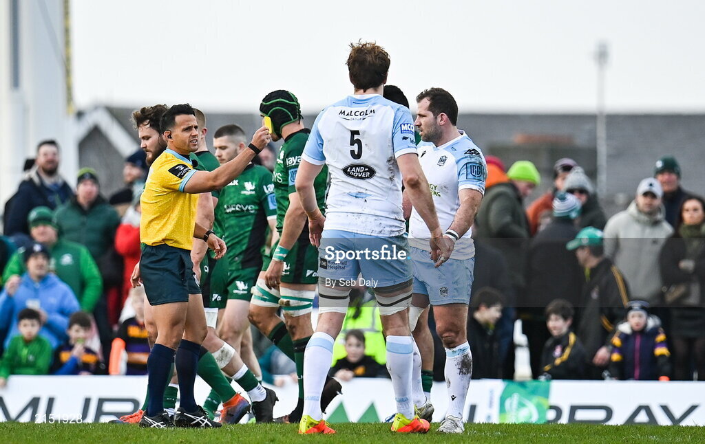 29 January 2022; Referee Nic Berry shows a yellow card to Richie Gray of Glasgow Warriors, 5, during the United Rugby Championship match between Connacht and Glasgow Warriors at the Sportsground in Galway. Photo by Seb Daly/Sportsfile