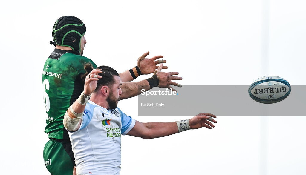 29 January 2022; Ultan Dillane of Connacht and Ryan Wilson of Glasgow Warriors during the United Rugby Championship match between Connacht and Glasgow Warriors at the Sportsground in Galway. Photo by Seb Daly/Sportsfile