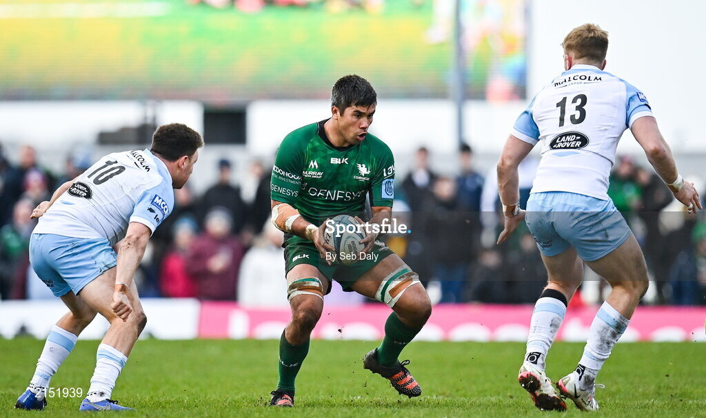 29 January 2022; Jarrad Butler of Connacht in action against Duncan Weir, left, and Kyle Steyn of Glasgow Warriors during the United Rugby Championship match between Connacht and Glasgow Warriors at the Sportsground in Galway. Photo by Seb Daly/Sportsfile