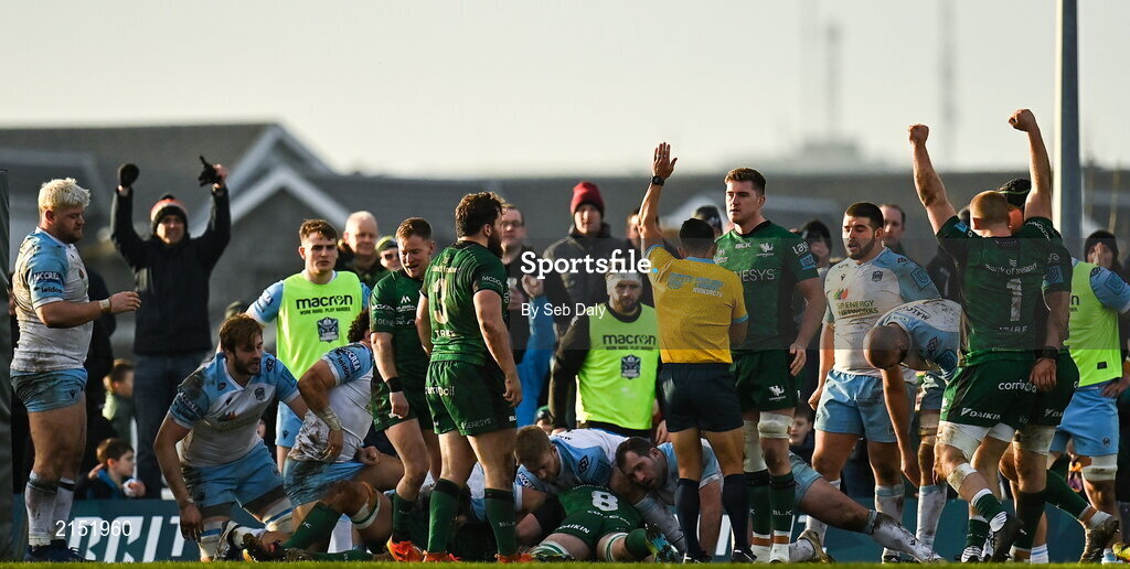 29 January 2022; Referee Nic Berry signals a try, scored by Paul Boyle of Connacht, 8, during the United Rugby Championship match between Connacht and Glasgow Warriors at the Sportsground in Galway. Photo by Seb Daly/Sportsfile