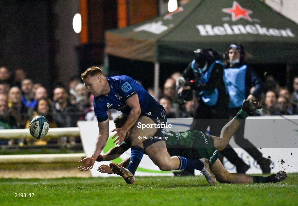 26 March 2022; Ciarán Frawley of Leinster collects a lose ball ahead of John Porch of Connacht on his way to scoring his side's fourth try during the United Rugby Championship match between Connacht and Leinster at the Sportsground in Galway. Photo by Harry Murphy/Sportsfile