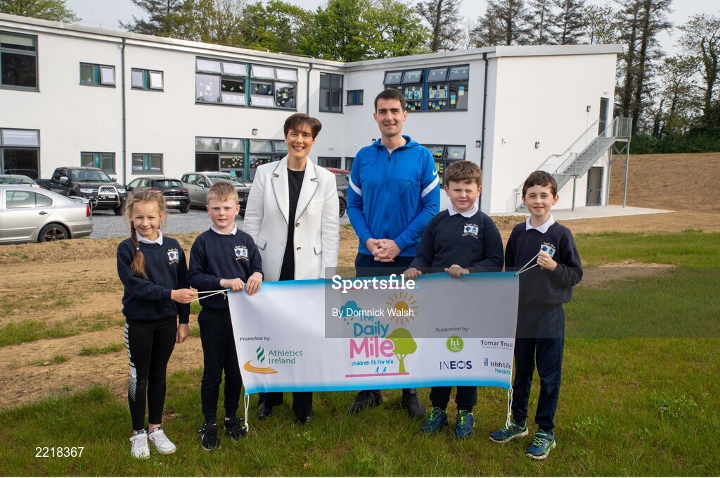 29 April 2022; Minister for Education Norma Foley TD and Minister of State for Sport and the Gaeltacht Jack Chambers TD, with students, from left, Emilia Spyrka, Dylan McCarthy, Oscar Paskevicius and Odhran O’Sullivan on a visit to Nagle Rice Primary School, Ballyoughtragh North in Kerry, while visiting local schools to support children taking part in ‘the Daily Mile'. Photo by Domnick Walsh/Sportsfile
