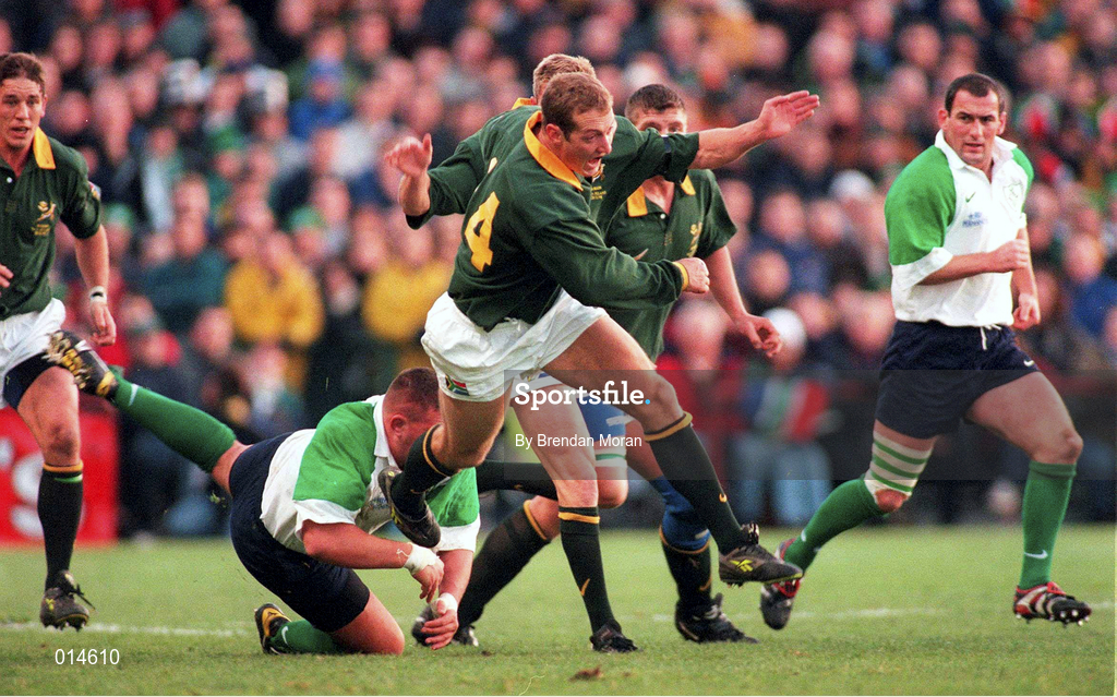 28 November 1998; Stefan Terblanche of South Africa escapes a tackle by Justin Fitzpatrick of Ireland during a International Friendly Match between Ireland and South Africa at Landsdowne Road in Dublin. Photo by Brendan Moran/Sportsfile