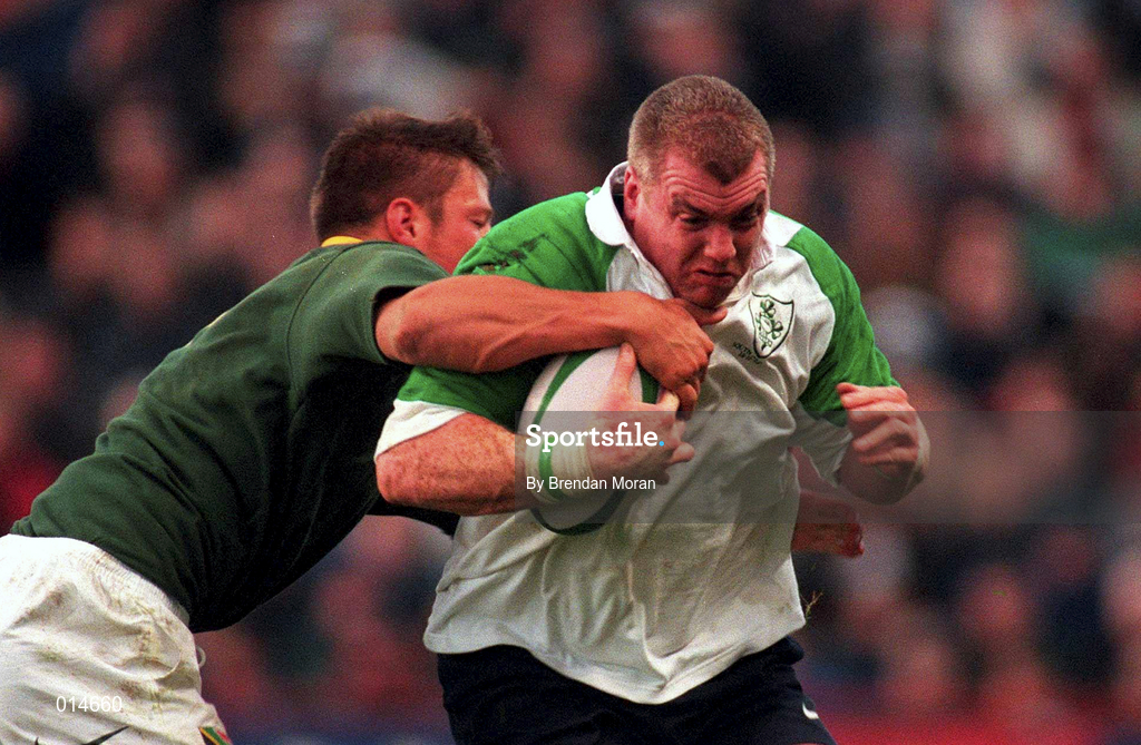 28 November 1998; Victor Costello of Ireland in action against Bobby Skinstad of South Africa during a International Friendly Match between Ireland and South Africa at Landsdowne Road in Dublin. Photo by Brendan Moran/Sportsfile