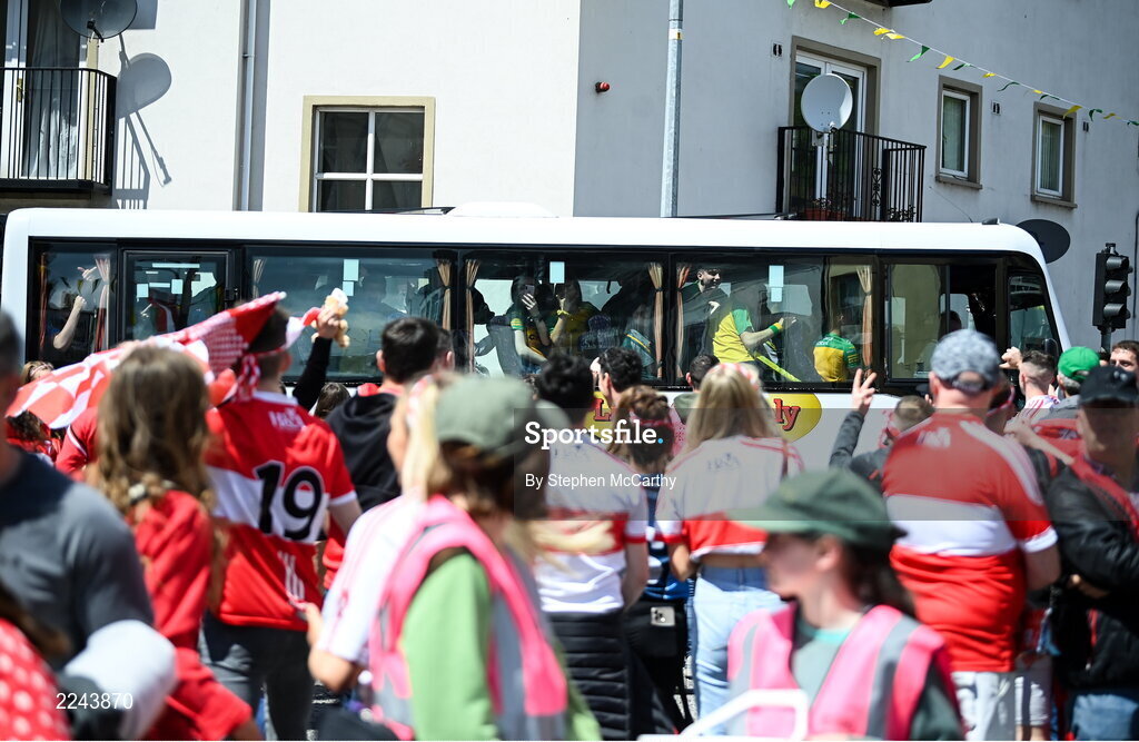 29 May 2022; Derry supporters react towards a bus of Donegal supporters arriving for the Ulster GAA Football Senior Championship Final between Derry and Donegal at St Tiernach's Park in Clones, Monaghan. Photo by Stephen McCarthy/Sportsfile