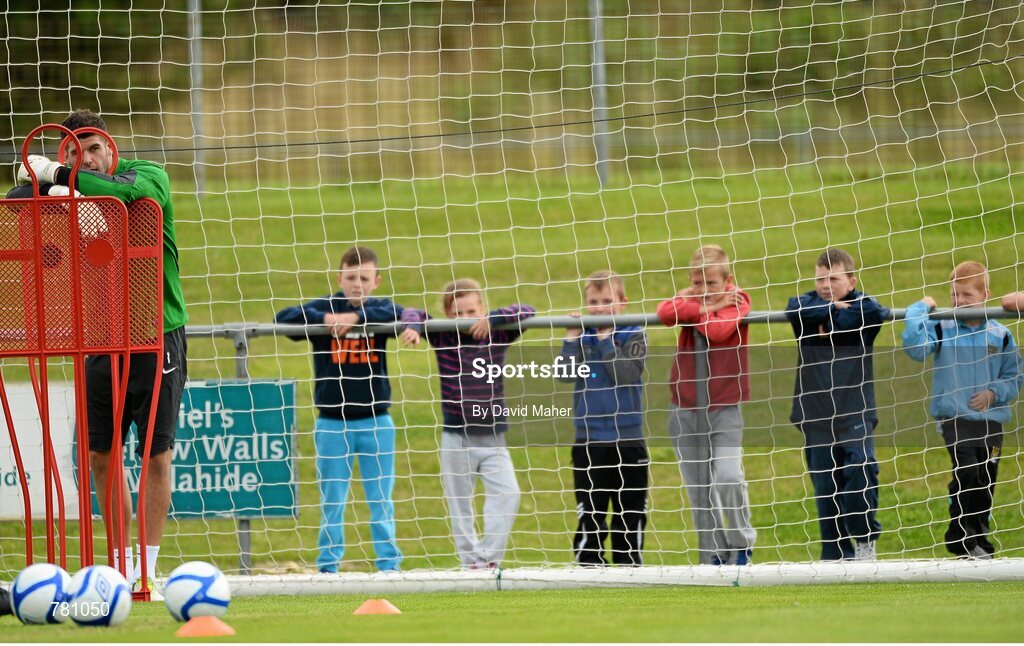 9 August 2013; Glasgow Celtic's Fraser Forster takes a break as local children look on during squad training ahead of the Dublin Decider against Liverpool on Saturday. Glasgow Celtic Squad Training, Gannon Park, Malahide, Dublin. Picture credit: David Maher / SPORTSFILE
