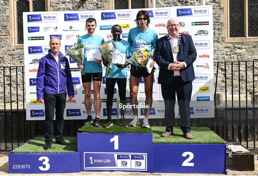 17 July 2022; Men's first place finishers, from right John Black, with third place, Peter Somba, first place and Mick Clohissey, second place, with Mayor of Fingal Councillor Howard Mahoney and Irish Life Health managing director Gerard Davis after the Irish Life Dublin Race Series Fingal 10K in Swords, Dublin. Photo by Harry Murphy/Sportsfile