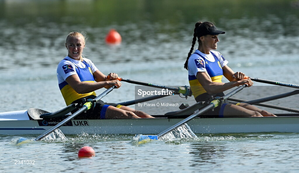 25 September 2022; Anastasiia Kozhenkova, left, and Diana Serebrianska of Ukraine on their way to winning the Women's Double Sculls Final B, in a time of 06:57.46, during day 8 of the World Rowing Championships 2022 at Racice in Czech Republic. Photo by Piaras Ó Mídheach/Sportsfile