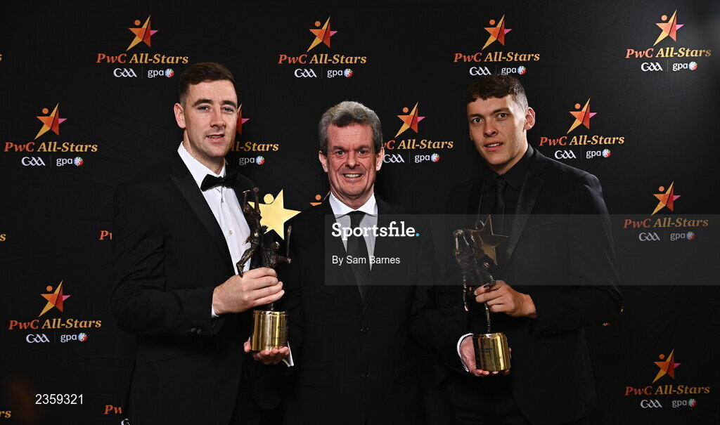28 October 2022; PwC Ireland Managing Partner Feargal O'Rourke, centre, with Diarmaid Byrnes of Limerick, left, and David Clifford of Kerry, with their PwC All Star Player of the Year awards at the PwC All-Stars Awards 2022 at the Convention Centre in Dublin. Photo by Sam Barnes/Sportsfile