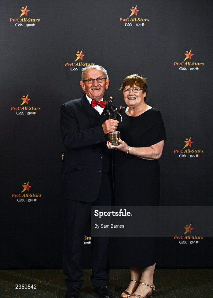 28 October 2022; Grry and Mary Walsh, who colected the PwC All Star award on behalf of their son Shane Walsh, with his award at the PwC All-Stars Awards 2022 at the Convention Centre in Dublin. Photo by Sam Barnes/Sportsfile