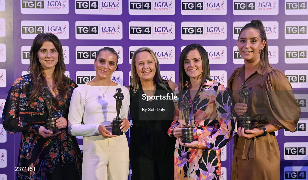 4 November 2022; Wexford players, from left, Róisín Murphy, Sarah Harding, manager Lizzy Kent, Caitríona Murray and Aisling Murphy with their TG4 Intermediate Team of the Championship awards at the 2022 TG4 Teams of the Championship awards night at Croke Park, Dublin. Photo by Seb Daly/Sportsfile