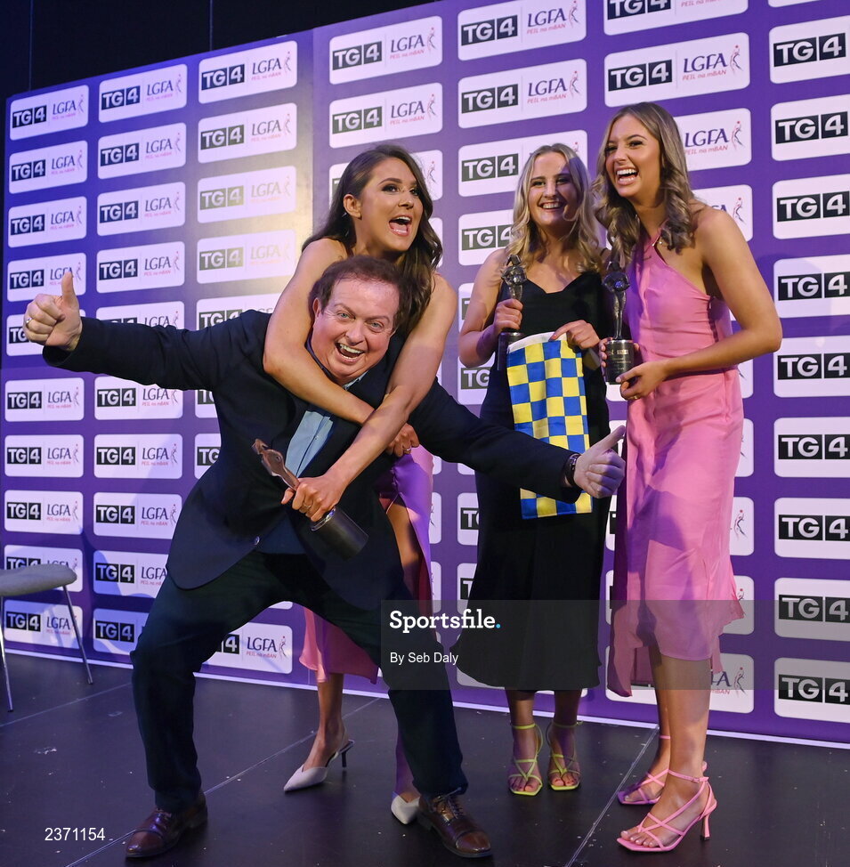 4 November 2022; Clare players, from left, Fidelma Marrinan, Tara Kelly and Aisling Reidy with MC Marty Morrissey at the 2022 TG4 Teams of the Championship awards night at Croke Park, Dublin. Photo by Seb Daly/Sportsfile