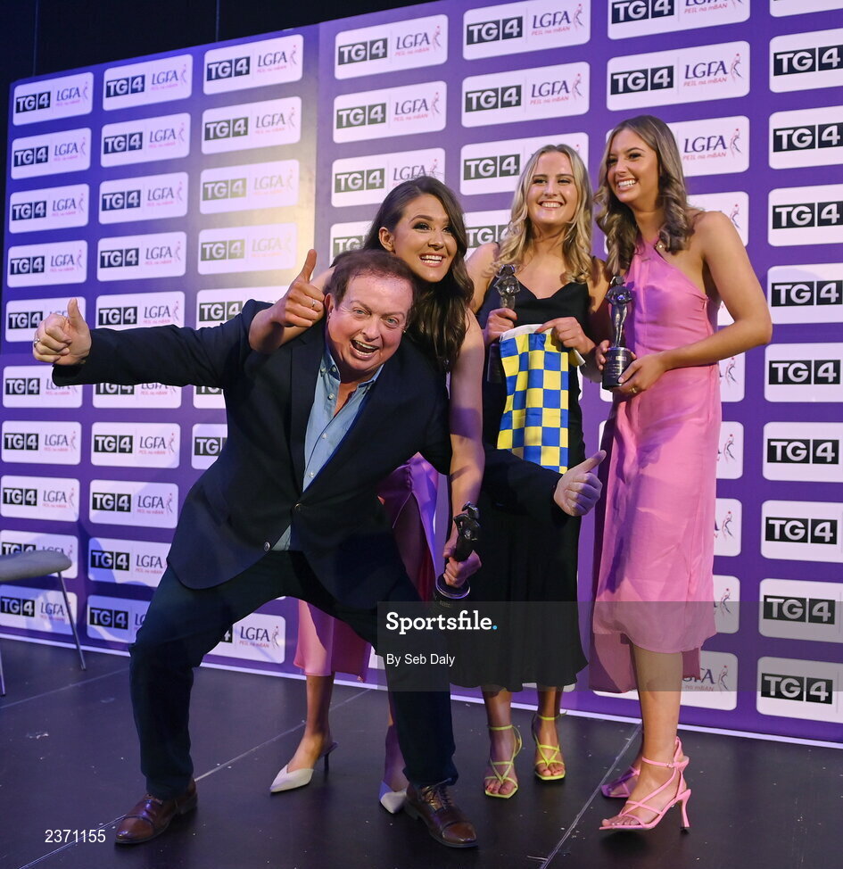 4 November 2022; Clare players, from left, Fidelma Marrinan, Tara Kelly and Aisling Reidy with MC Marty Morrissey at the 2022 TG4 Teams of the Championship awards night at Croke Park, Dublin. Photo by Seb Daly/Sportsfile