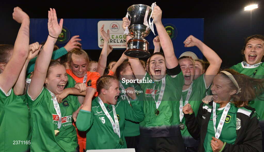 4 November 2022; Peamount United captain Sarah Power lifts the cup after the EA SPORTS Women's National Under-19 League Cup Final match between Peamount United and Shamrock Rovers at Athlone Town Stadium in Athlone, Westmeath. Photo by Ray Ryan/Sportsfile