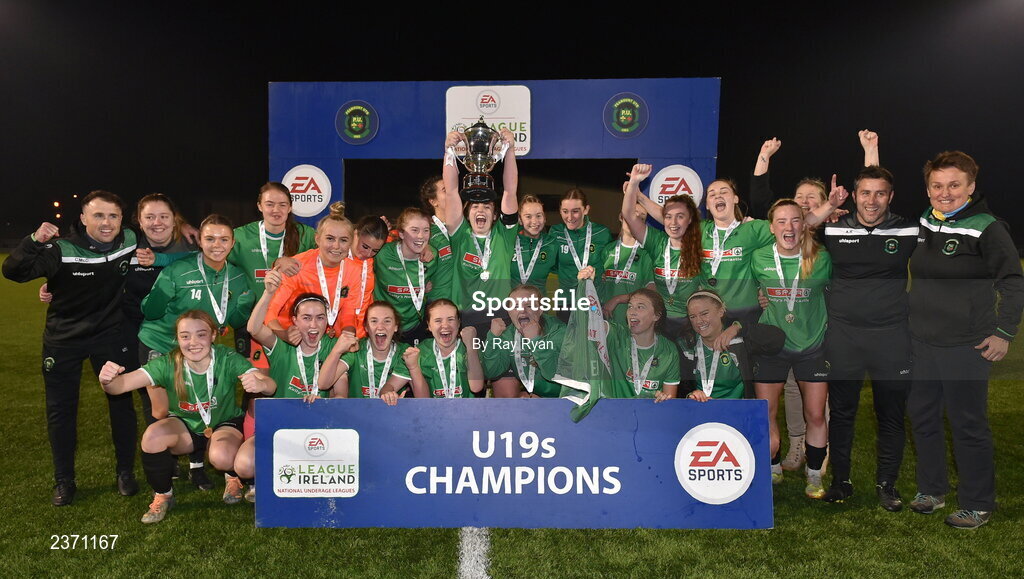 4 November 2022; Peamount United captain Sarah Power lifts the cup alongside her teammates after the EA SPORTS Women's National Under-19 League Cup Final match between Peamount United and Shamrock Rovers at Athlone Town Stadium in Athlone, Westmeath. Photo by Ray Ryan/Sportsfile