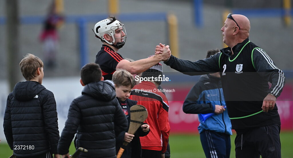 6 November 2022; Kilruane MacDonagh's manager Liam O'Kelly shakes hands with Dessie Hutchinson of Ballygunner after the AIB Munster GAA Hurling Senior Club Championship quarter-final match between Ballygunner and Kilruane MacDonagh's at Walsh Park in Waterford. Photo by Piaras Ó Mídheach/Sportsfile