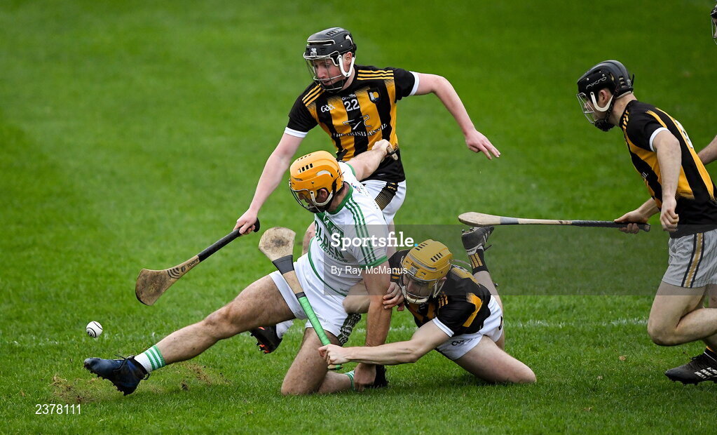 13 November 2022; Colin Fennelly of Shamrocks Ballyhale scores a goal, in the third minute, under pressure from Castletown Geoghegan players, from left, Brandon Carey, Naoise McKenna and Aaron Glennon during the AIB Leinster GAA Hurling Senior Club Championship Quarter-Final match between Shamrocks Ballyhale and Castletown Geoghegan at UPMC Nowlan Park in Kilkenny. Photo by Ray McManus/Sportsfile