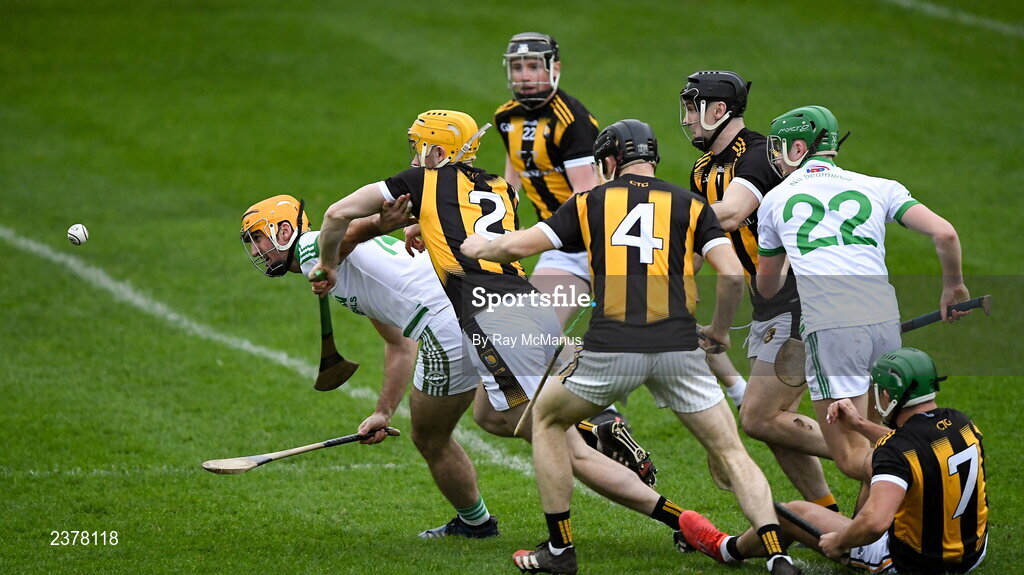 13 November 2022; Colin Fennelly of Shamrocks Ballyhale, supported by team mate Niall Shortall, breaks clear on his way to score a goal, in the third minute, under pressure from Castletown Geoghegan players Brandon Carey, Naoise McKenna, Aaron Glennon, Aongus Clarke and David Lynch, during the AIB Leinster GAA Hurling Senior Club Championship Quarter-Final match between Shamrocks Ballyhale and Castletown Geoghegan at UPMC Nowlan Park in Kilkenny. Photo by Ray McManus/Sportsfile