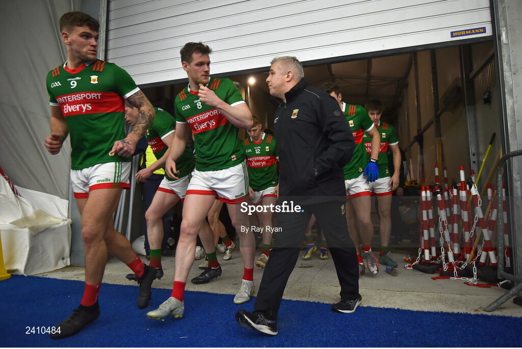 14 January 2023; Mayo assistant manager Stephen Rochford chats to Matthew Ruane and Jordan Flynn as they enter the Dome at half time in the Connacht FBD League Semi-Final match between Mayo and Galway at NUI Galway Connacht GAA Air Dome in Bekan, Mayo. Photo by Ray Ryan/Sportsfile
