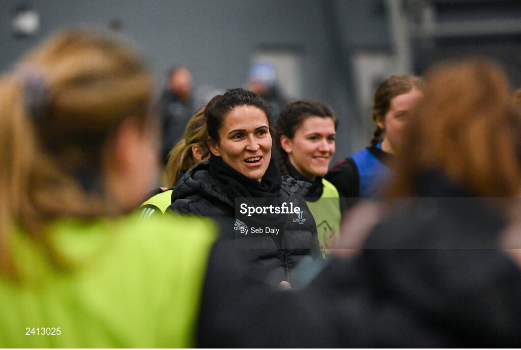 18 January 2023; Head coach Tania Rosser talks to her players before a Leinster Rugby women's training session at the IRFU High Performance Centre on the Sport Ireland Campus in Dublin. Photo by Seb Daly/Sportsfile