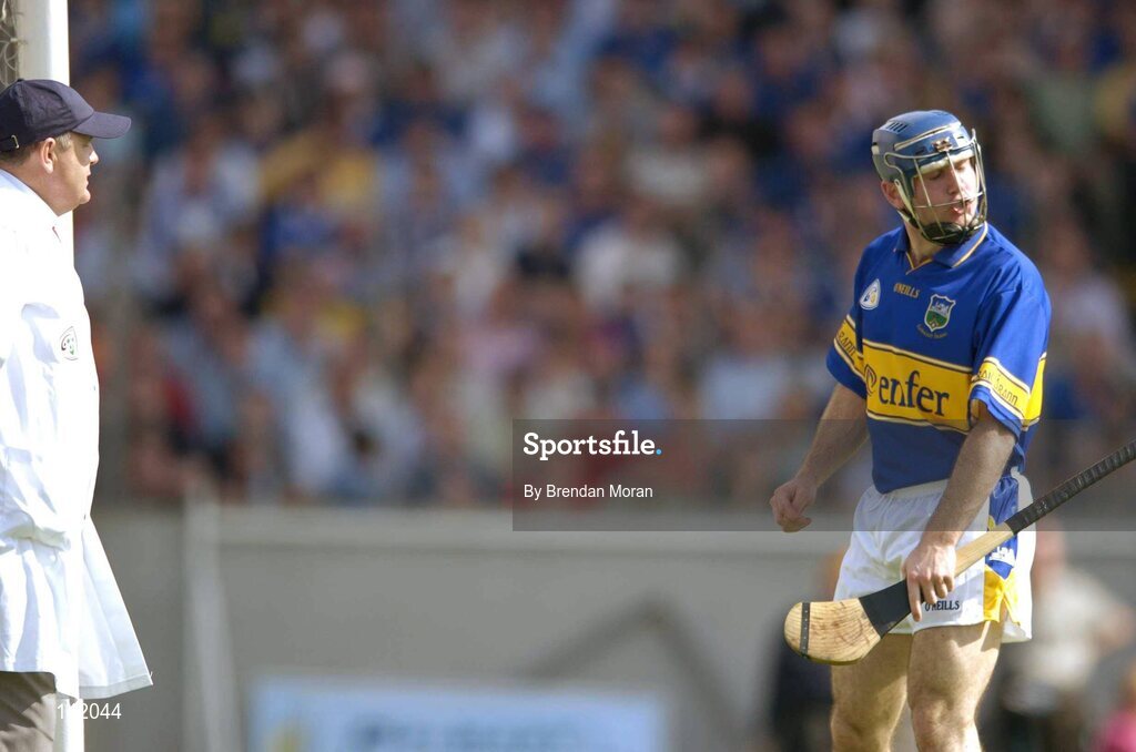 6 June 2004; Tipperary's Eoin Kelly turns away in disgust after a shot by him, which he thought was a point, was waved wide by the umpire. Guinness Munster Senior Hurling Championship semi-final, Tipperary v Waterford, Pairc Ui Chaoimh, Cork. Picture credit; Brendan Moran / SPORTSFILE