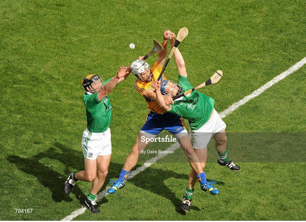 18 August 2013; Patrick O'Connor, Clare, in action against Stephen Walsh, right, and James Ryan, Limerick. GAA Hurling All-Ireland Senior Championship, Semi-Final, Limerick v Clare, Croke Park, Dublin. Picture credit: Dáire Brennan / SPORTSFILE