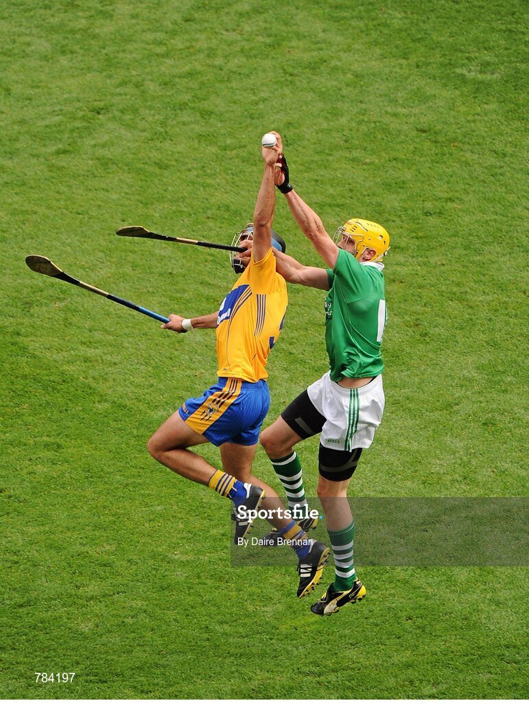 18 August 2013; Brendan Bugler, Clare, in action against David Breen, Limerick. GAA Hurling All-Ireland Senior Championship, Semi-Final, Limerick v Clare, Croke Park, Dublin. Picture credit: Dáire Brennan / SPORTSFILE