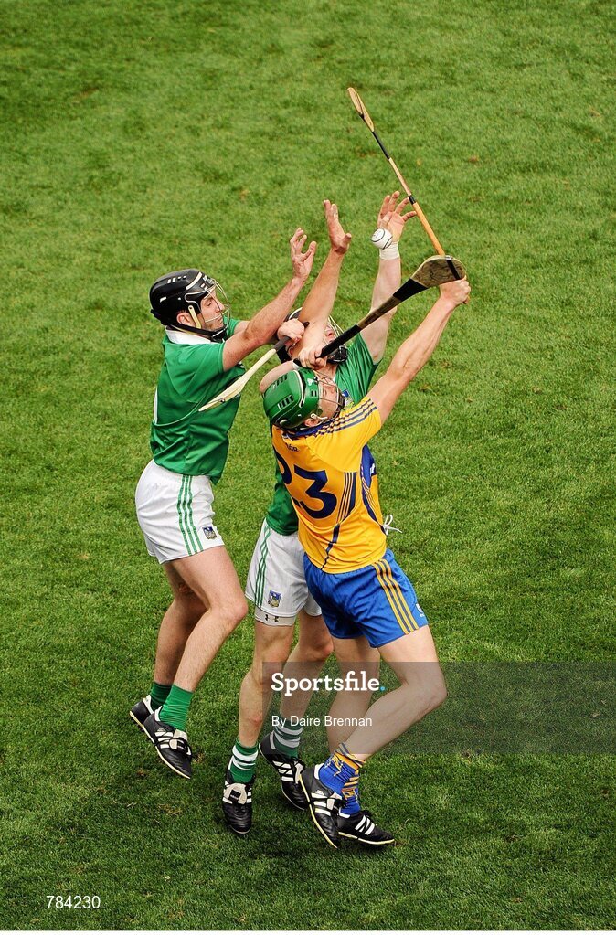 18 August 2013; Fergal Lynch, Clare, in action against Donal O'Grady, left, and Wayne McNamara, Limerick. GAA Hurling All-Ireland Senior Championship, Semi-Final, Limerick v Clare, Croke Park, Dublin. Picture credit: Dáire Brennan / SPORTSFILE