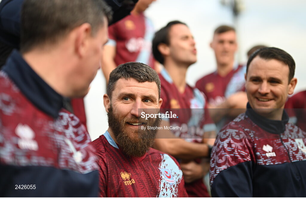 6 February 2023; Drogheda United captain Gary Deegan, centre, team-mates and staff prepare for their squad photograph during a Drogheda United squad portrait session at Weaver's Park in Drogheda, Louth. Photo by Stephen McCarthy/Sportsfile