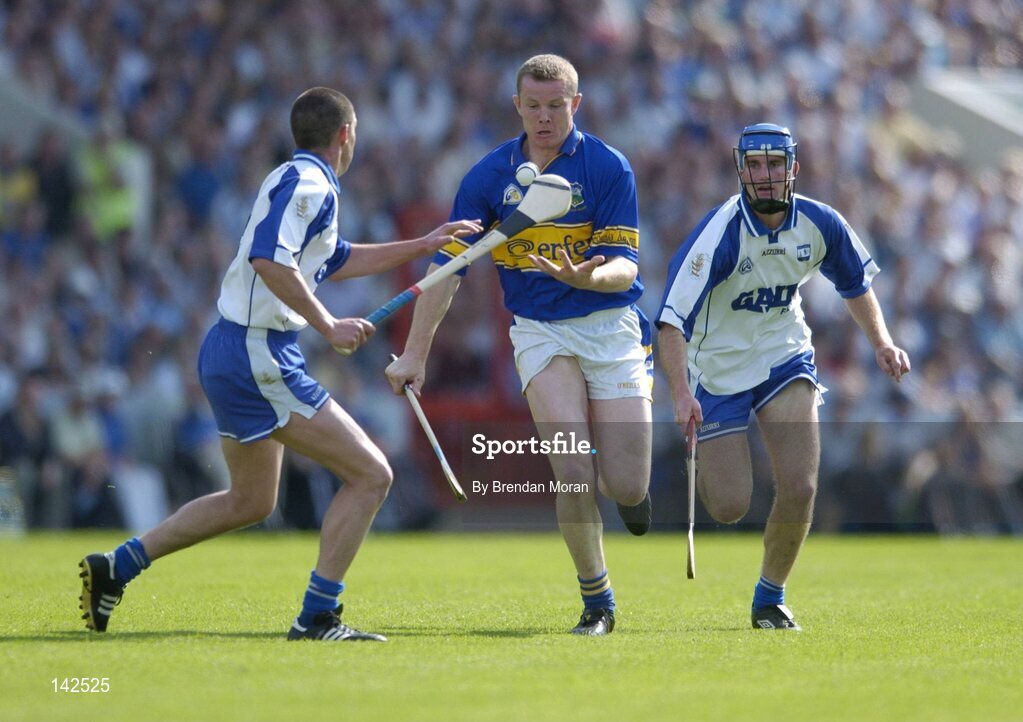 6 June 2004; Conor Gleeson, Tipperary, in action against Brian Phelan, left, and Michael Walsh, Waterford. Guinness Munster Senior Hurling Championship semi-final, Tipperary v Waterford, Pairc Ui Chaoimh, Cork. Picture credit; Brendan Moran / SPORTSFILE