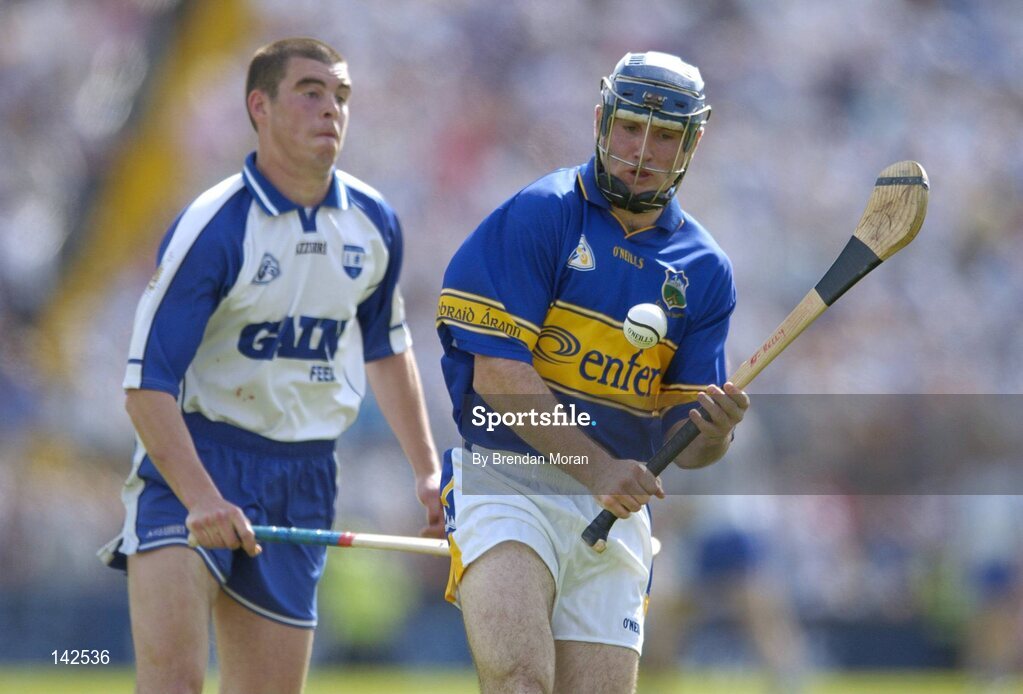 6 June 2004; Eoin Kelly, Tipperary, in action against Brian Phelan, Waterford. Guinness Munster Senior Hurling Championship semi-final, Tipperary v Waterford, Pairc Ui Chaoimh, Cork. Picture credit; Brendan Moran / SPORTSFILE