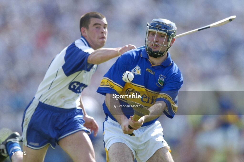 6 June 2004; Eoin Kelly, Tipperary, in action against Brian Phelan, Waterford. Guinness Munster Senior Hurling Championship semi-final, Tipperary v Waterford, Pairc Ui Chaoimh, Cork. Picture credit; Brendan Moran / SPORTSFILE