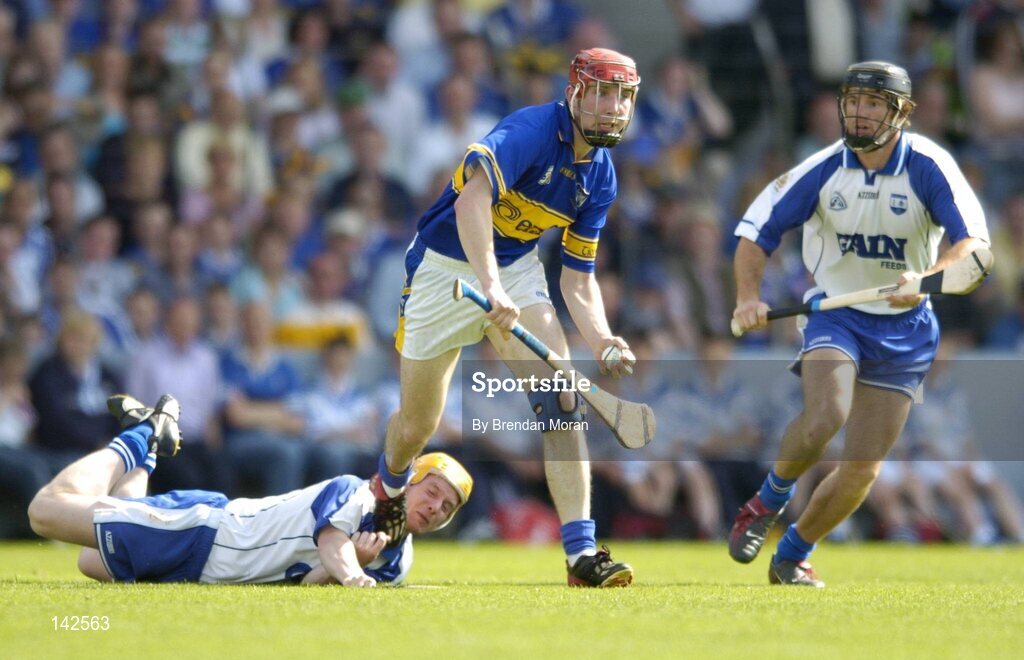 6 June 2004; John Devane, Tipperary, in action against Eoin Murphy, left, and James Murray, Waterford. Guinness Munster Senior Hurling Championship semi-final, Tipperary v Waterford, Pairc Ui Chaoimh, Cork. Picture credit; Brendan Moran / SPORTSFILE