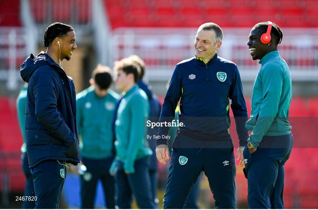 26 March 2023; Republic of Ireland manager Jim Crawford, centre, with players Armstrong Oko-Flex, left, and Festy Ebosele before the Under-21 international friendly match between Republic of Ireland and Iceland at Turners Cross in Cork. Photo by Seb Daly/Sportsfile