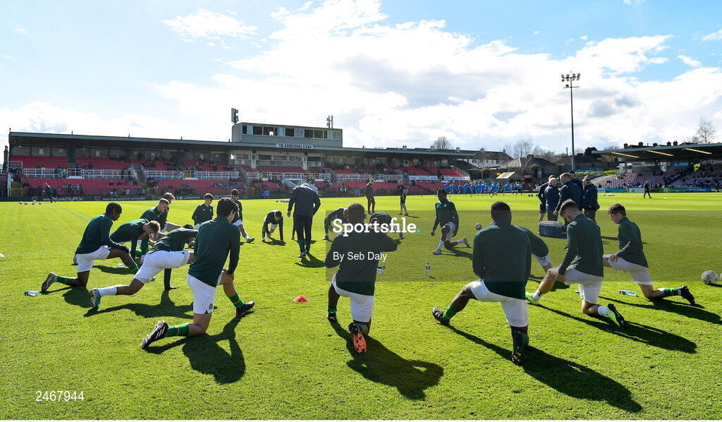 26 March 2023; Republic of Ireland players warm-up before the Under-21 international friendly match between Republic of Ireland and Iceland at Turners Cross in Cork. Photo by Seb Daly/Sportsfile